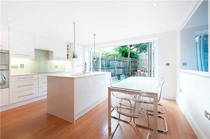 2 Bedroom Flat To Rent In Hurlingham Road, Fulham, London, SW6