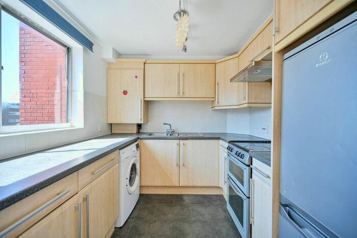 2 Bedroom Flat To Rent In Homefield Park, Sutton, SM1
