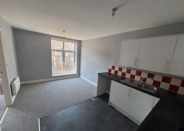 2 Bedroom Flat To Rent In Neath Road, Plasmarl, Swansea, SA6