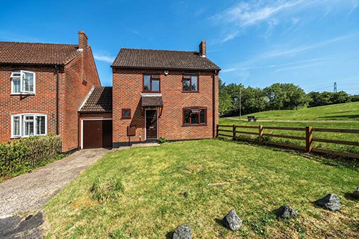 4 Bedroom Link Detached House For Sale In Lychpit, Basingstoke, RG24
