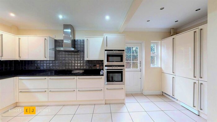 4 Bedroom Detached House For Sale In Alderton Hill, Loughton, IG10