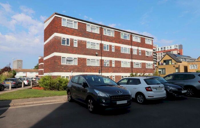 3 Bedroom Maisonette To Rent In Charnwood Close, New Malden, KT3