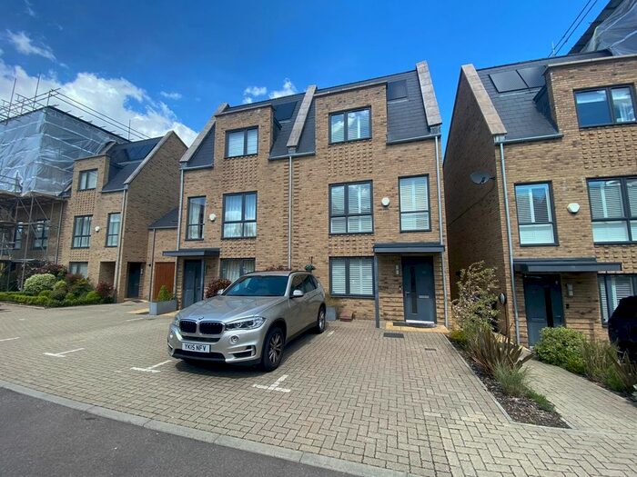 4 Bedroom Semi-Detached House To Rent In Well Grove, London, N20