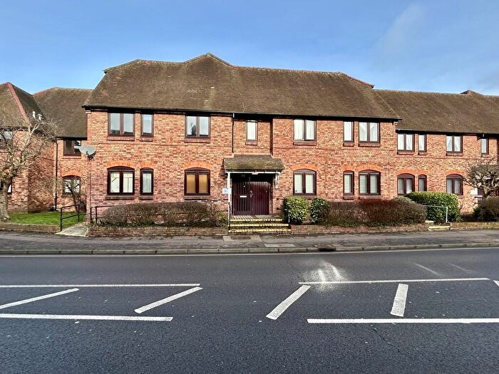 2 Bedroom Flat For Sale In Quaker Lane, Waltham Abbey, EN9