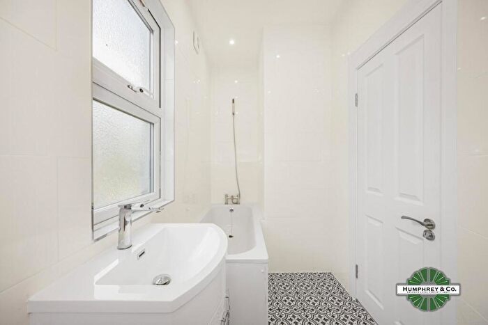3 Bedroom Flat To Rent In Blyth Road, Walthamstow, E17