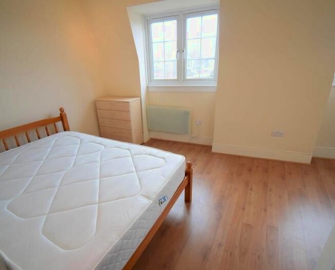 Studio To Rent In Finchley Road, Golders Green, London, NW11