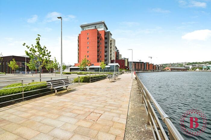 2 Bedroom Flat For Sale In South Quay, Waterfront, SA1