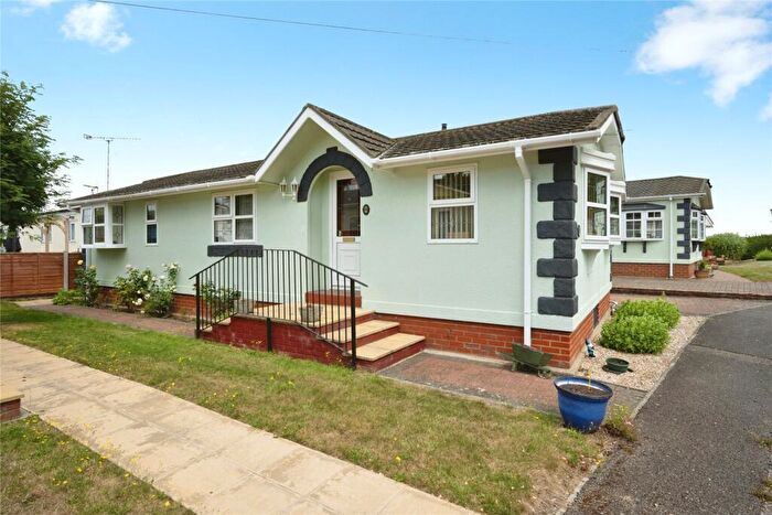 2 Bedroom Detached House For Sale In Half Moon Lane, Luton, Bedfordshire, LU1