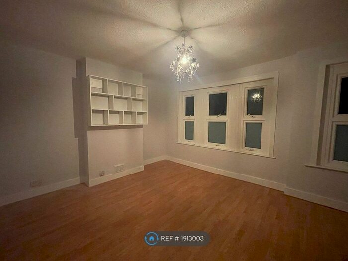 3 Bedroom Flat To Rent In Chadwin Road, London, E13