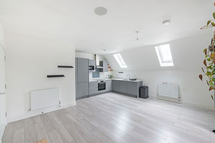 2 Bedroom Flat To Rent In Flat Elston Court, South Drive, CR5