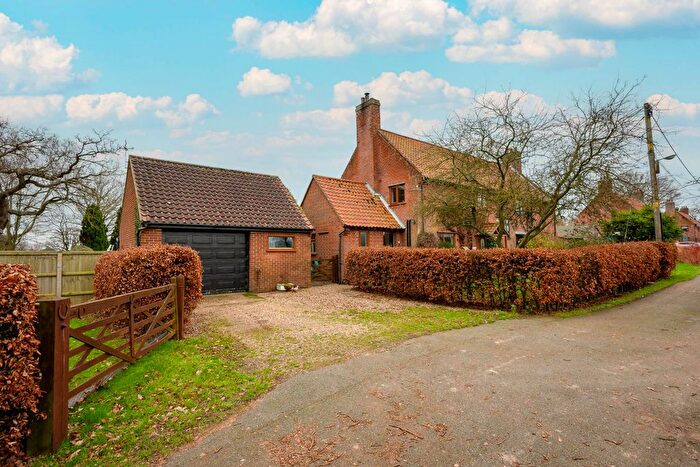 3 Bedroom Semi-Detached House For Sale In Sewell Cottages, Brampton, NR10