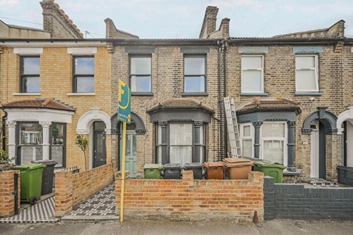 1 Bedroom Flat For Sale In Ringwood Road, Walthamstow, London, E17