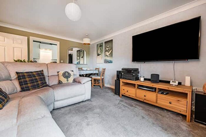 2 Bedroom Flat For Sale In Beatty Rise, Reading, Berkshire, RG7