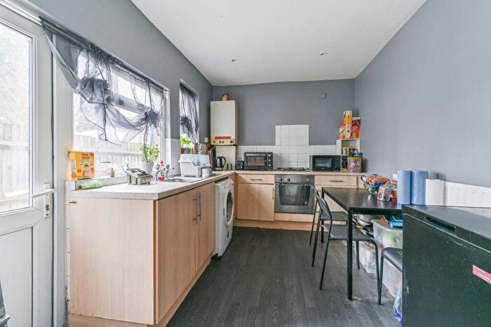 3 Bedroom End Of Terrace House For Sale In Lakehall Road, Thornton Heath, CR7