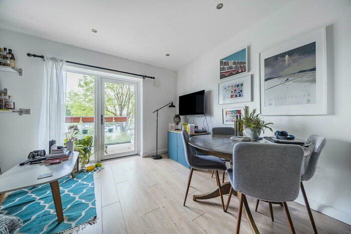 2 Bedroom Apartment To Rent In Thornbury Way, E17