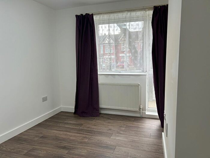 3 Bedroom Flat To Rent In Bowes Road, London, N11