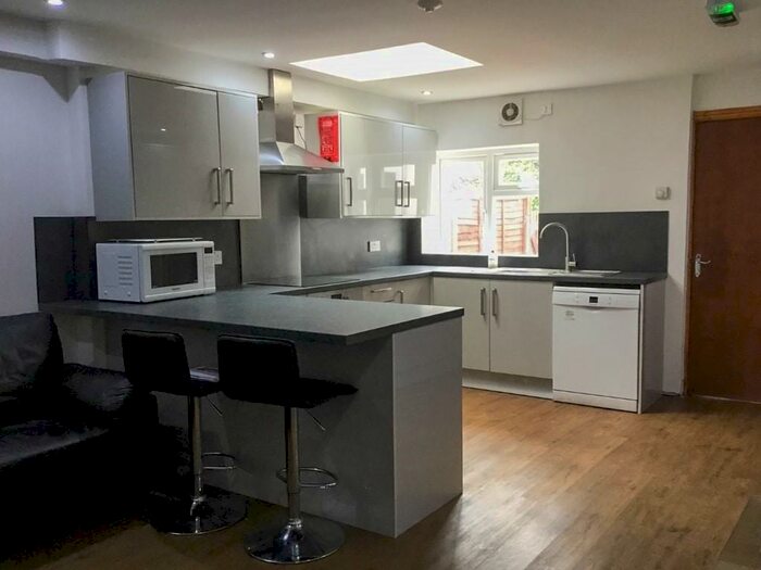 6 Bedroom Terraced House To Rent In Heeley Road - Ensuite Student Property, B29