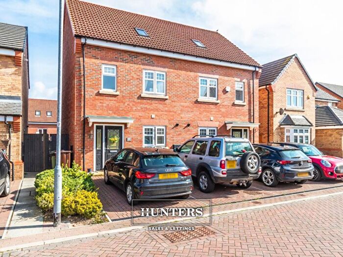 3 Bedroom Semi-Detached House To Rent In Pillar Close, Pontefract, WF8