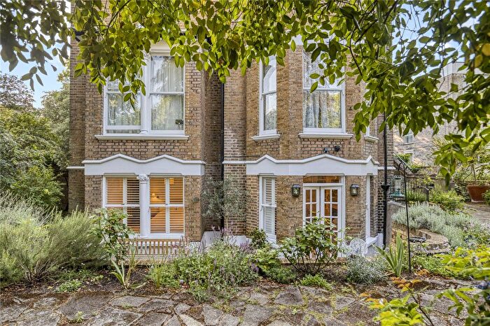 2 Bedroom Flat For Sale In Kew Gardens Road, Kew, Surrey, TW9