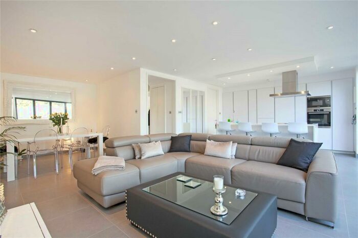 4 Bedroom Semi-Detached House To Rent In Sunnyfield, Mill Hill, NW7