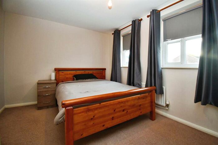 3 Bedroom Town House For Sale In Heatherwood Court, Bransholme, Hull, HU7