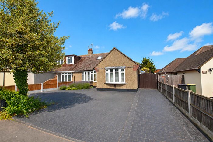 3 Bedroom Semi-Detached Bungalow For Sale In Lingfield Drive, Rochford, SS4