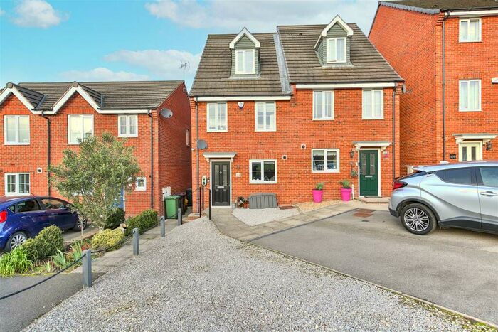 3 Bedroom Town House To Rent In East Street, Doe Lea, Chesterfield, S44