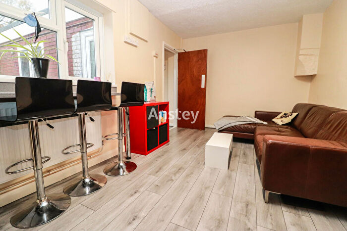 4 Bedroom Semi-Detached House To Rent In Woodcote Road, Southampton, SO17