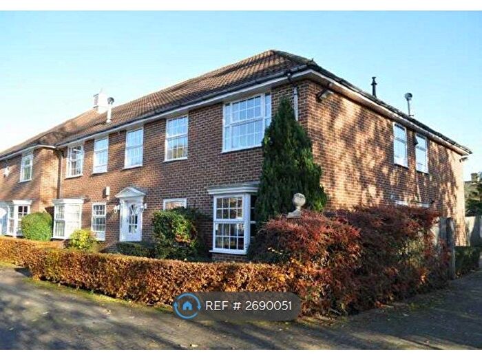 1 Bedroom Flat To Rent In Parkway Gardens, Welwyn Garden City, AL8