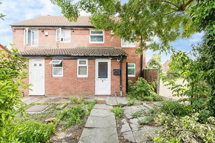 3 Bedroom Semi Detached House For Sale In Woodget Close, Beckton, London, E6