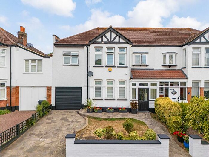5 Bedroom Semi-Detached House For Sale In Cheyne Avenue, South Woodford, E18