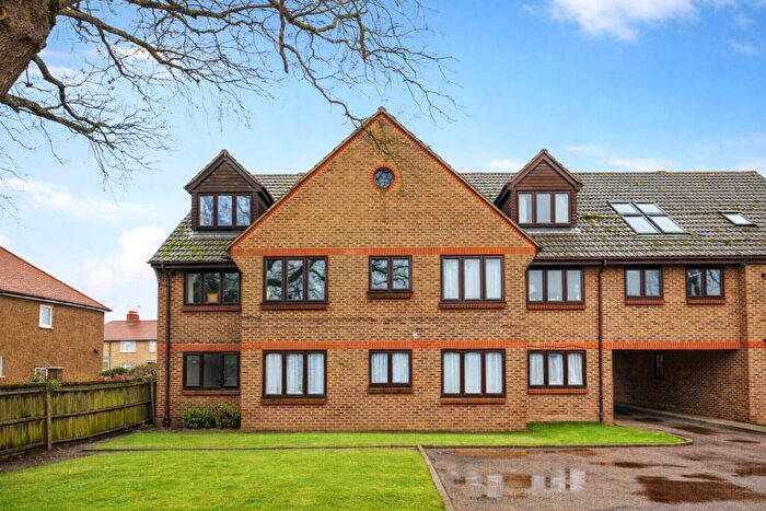 1 Bedroom Apartment For Sale In Farm Road, Esher, Surrey, KT10