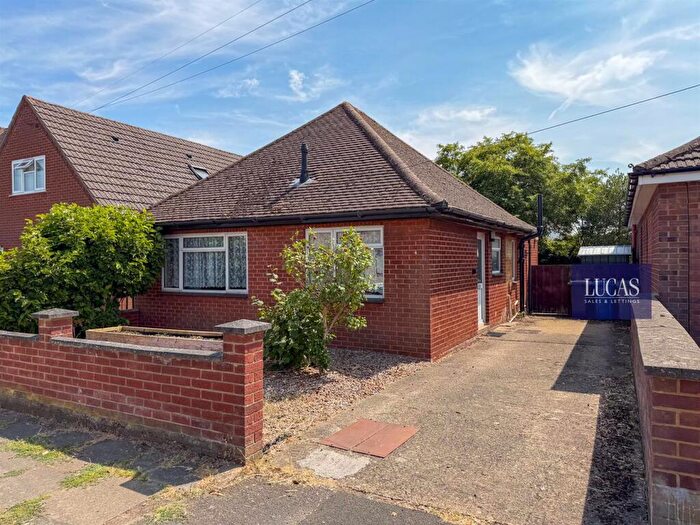 2 Bedroom Bungalow For Sale In Byron Road, Kettering, NN16