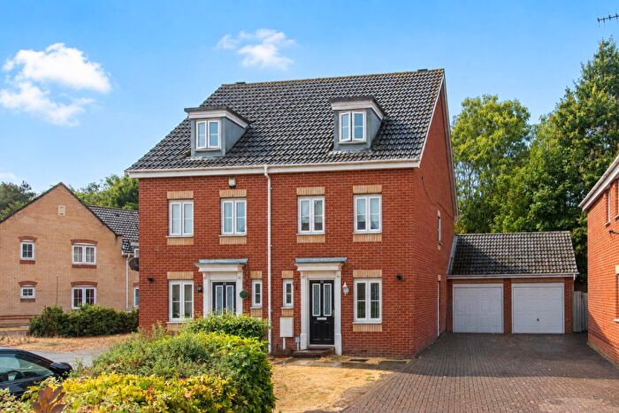 3 Bedroom Town House For Sale In Abbots Way, Kettering, NN15