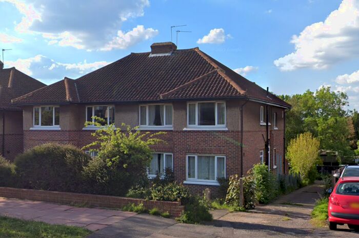 2 Bedroom Flat To Rent In Surbiton Hill Park, Surbiton, KT5