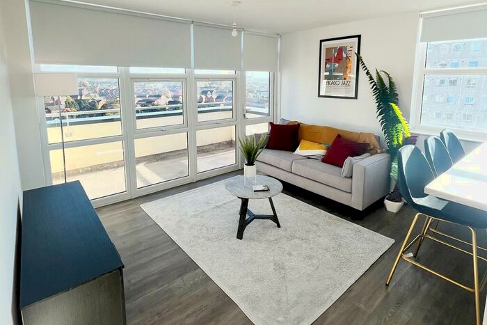 2 Bedroom Flat To Rent In Oldham Road, Manchester, Greater Manchester, M40