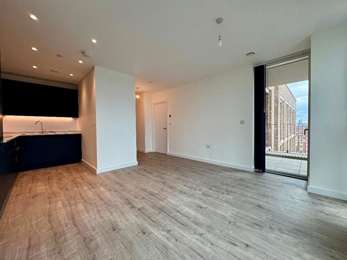 1 Bedroom Flat To Rent In New Kent Road, Elephant Amp; Castle, London, SE1