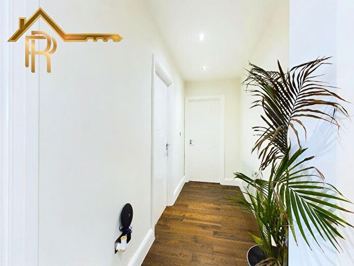 2 Bedroom Flat For Sale In High Street, Brentwood, Essex, CM14