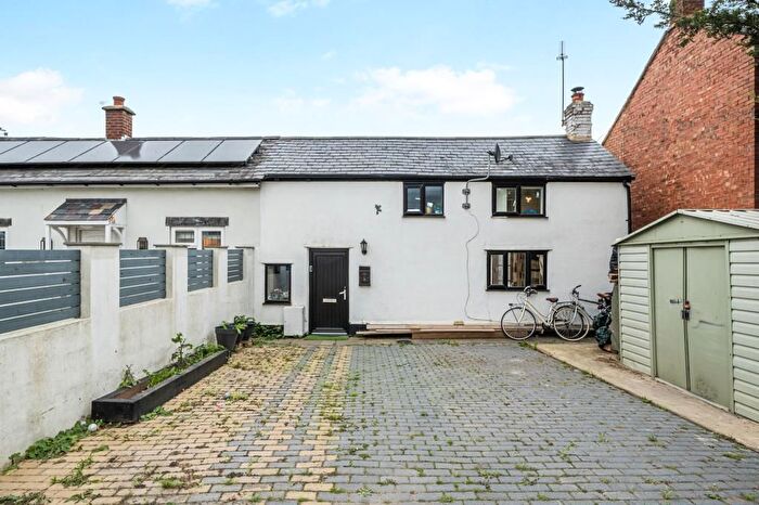 2 Bedroom Cottage For Sale In Bicester Road, Kingswood, HP18