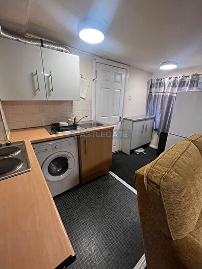 2 Bedroom Flat To Rent In Manchester Road, Huddersfield, West Yorkshire, HD1