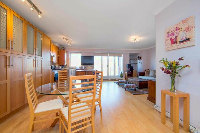 2 Bedroom Flat To Rent In Marner Point, No The Plaza, Bow, E3