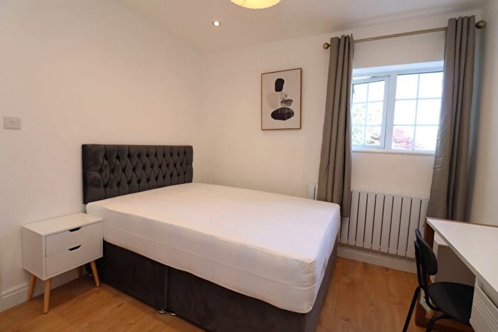 1 Bedroom House To Rent In Duckett Street, London, E1