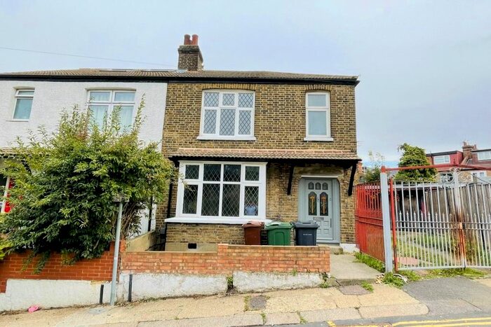 3 Bedroom Detached House To Rent In Aubrey Road, Walthamstow, London, E17