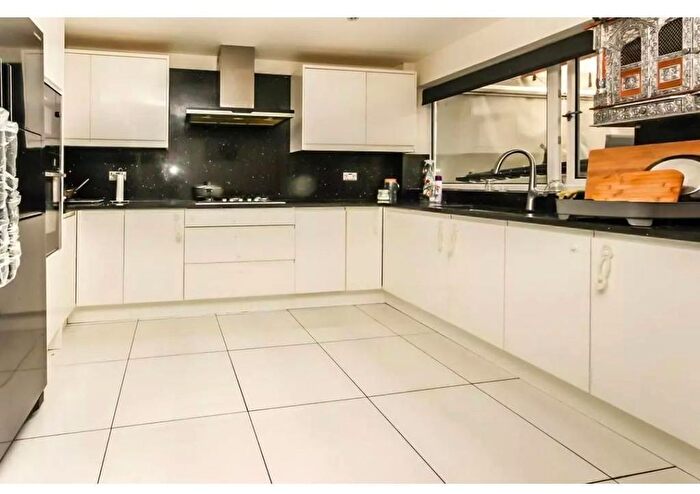 3 Bedroom Property To Rent In Vicarage Farm Road, Wellingborough, NN8