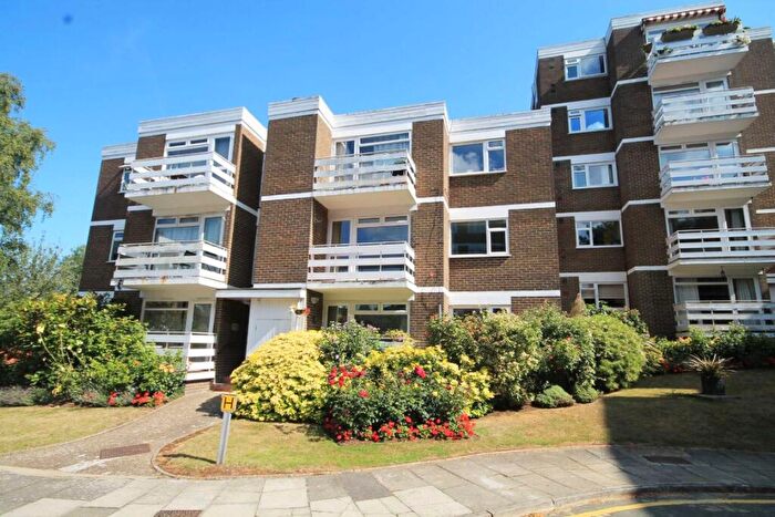2 Bedroom Flat To Rent In Mountcombe Close, Surbiton, KT6