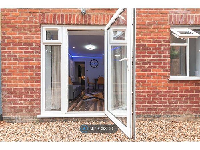 2 Bedroom Flat To Rent In Gables Lodge -, Reading, RG1