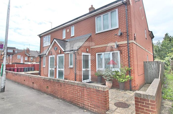 2 Bedroom Flat To Rent In Briants Avenue, Caversham, Reading, RG4