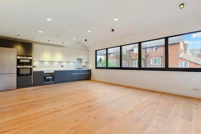 3 Bedroom Flat To Rent In North End Road, Golders Hil Park, NW11