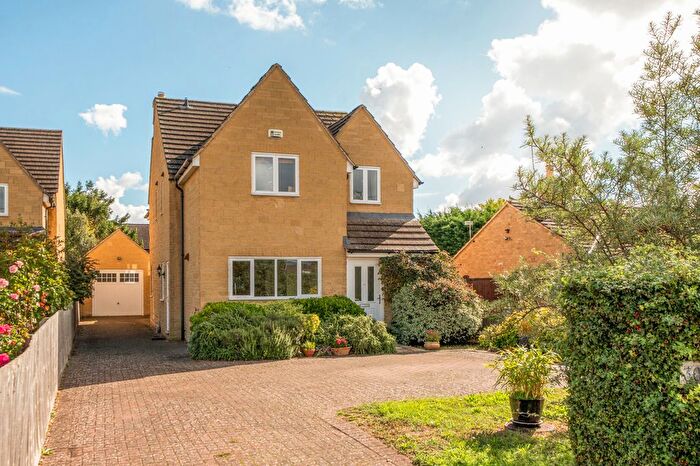 4 Bedroom Detached House For Sale In Swinbrook Road, Carterton, OX18