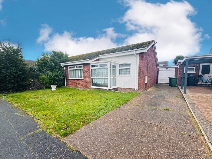 3 Bedroom Semi-Detached Bungalow For Sale In Lawnswood Drive, Caister-on-sea, Great Yarmouth, NR30